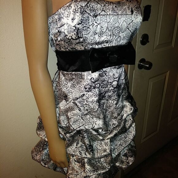 NWT rue21 black and white silky no sleeve dress - Picture 3 of 7